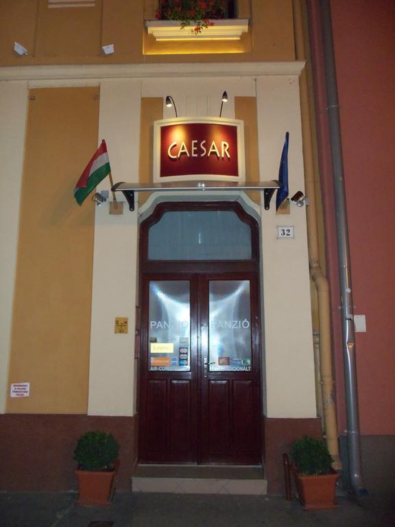 Отель Caesar Panzio Папа Экстерьер фото