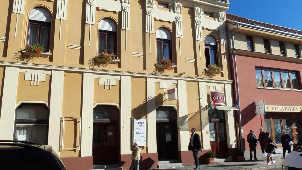 Отель Caesar Panzio Папа Экстерьер фото